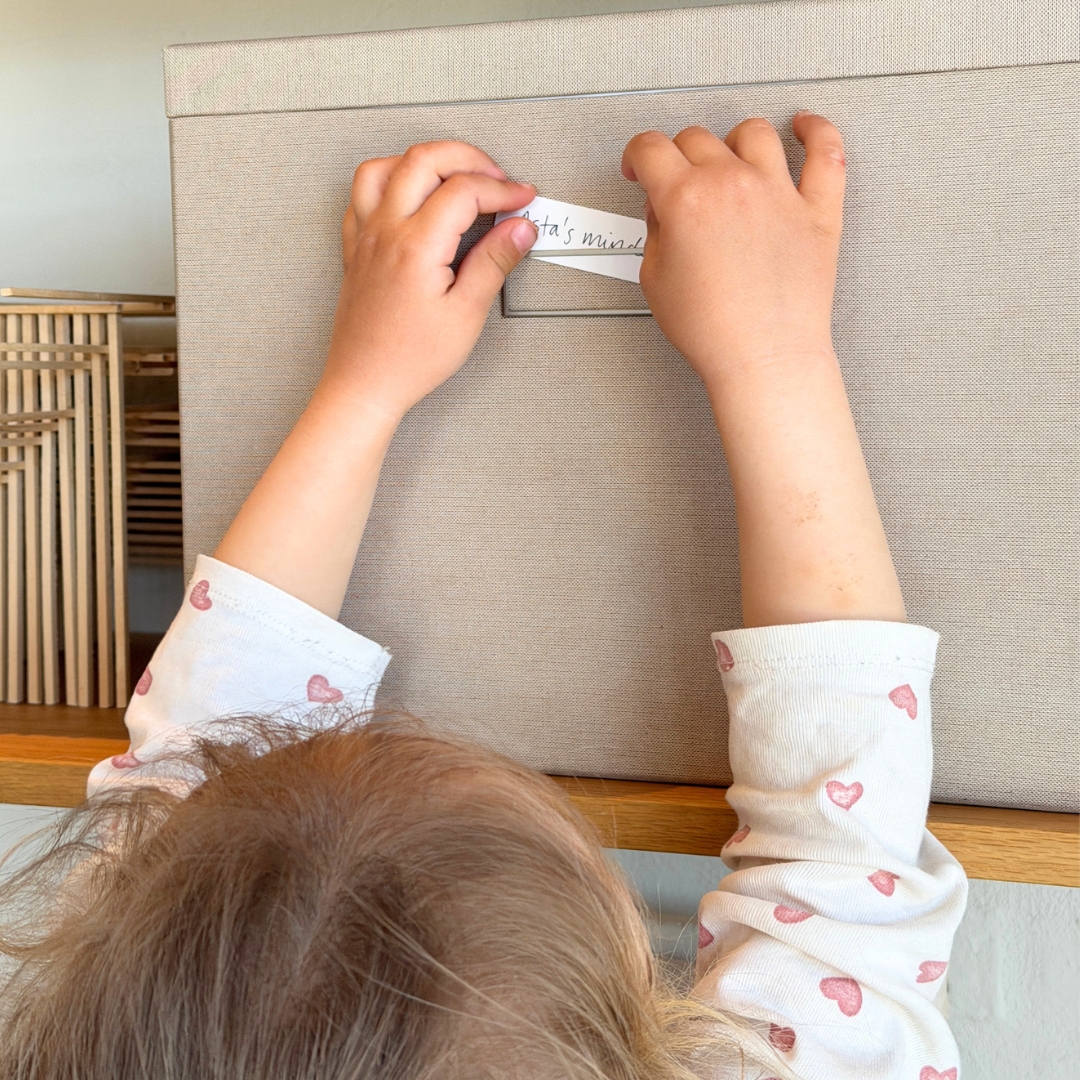 mindeboks med faner i a4