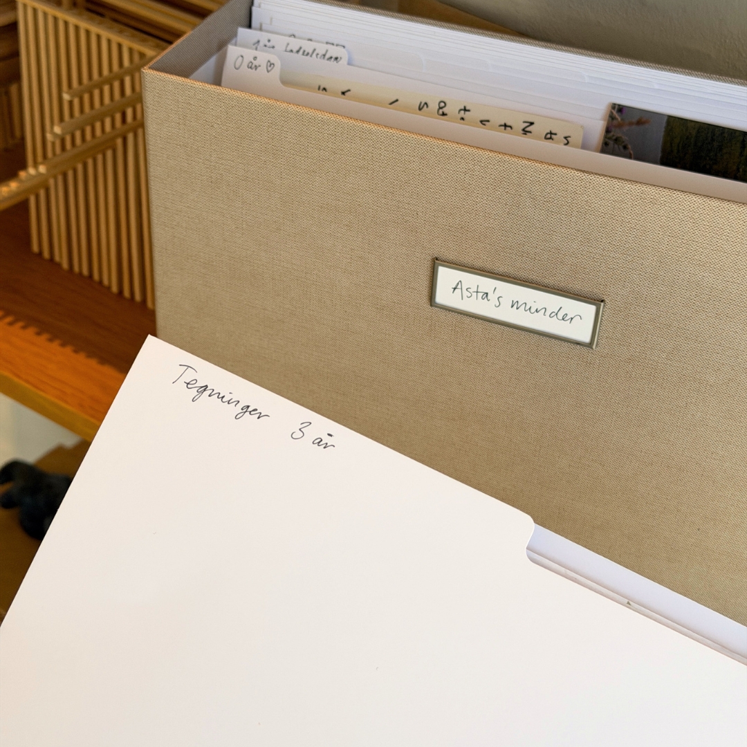 mindeboks med faner i a4