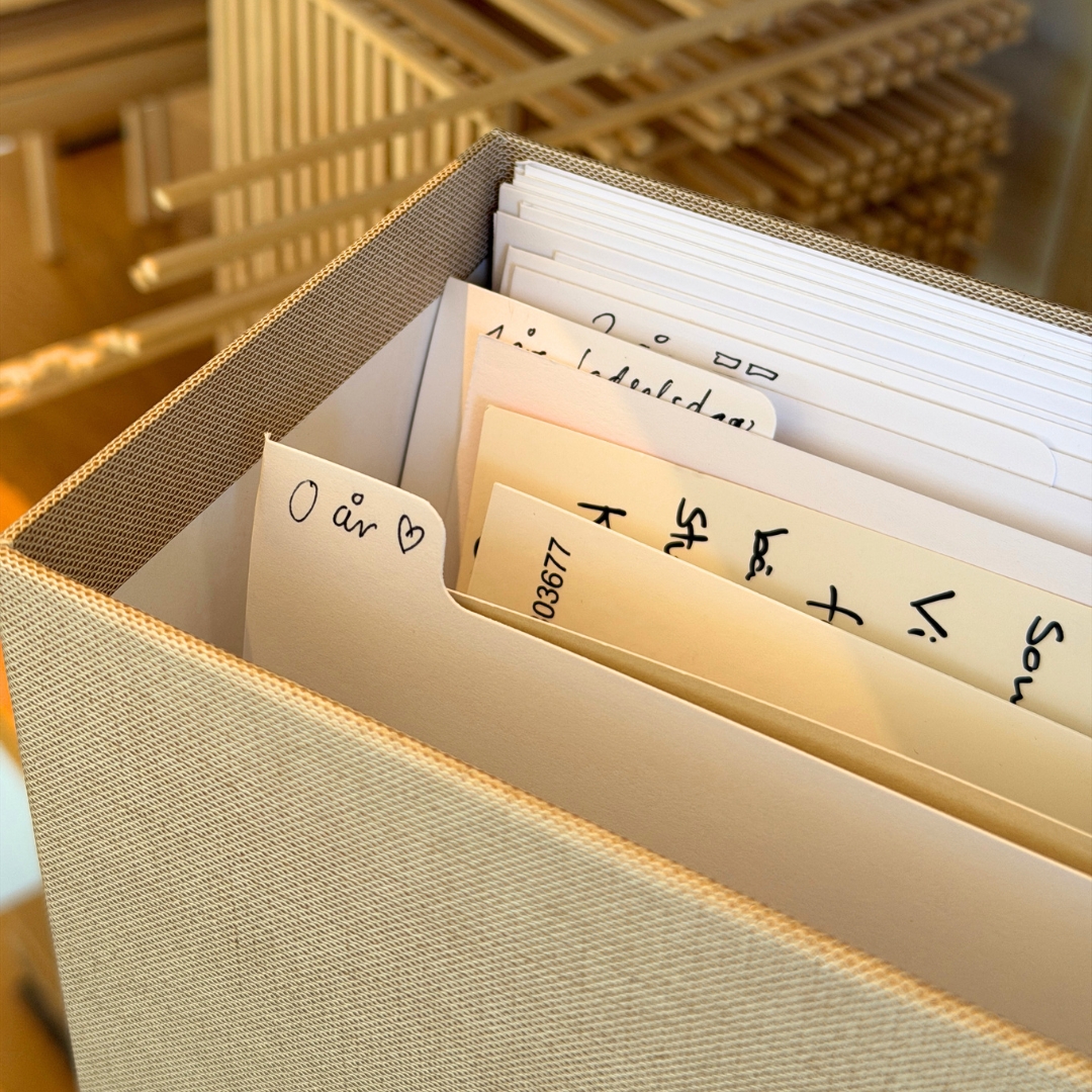 mindeboks med faner i a4